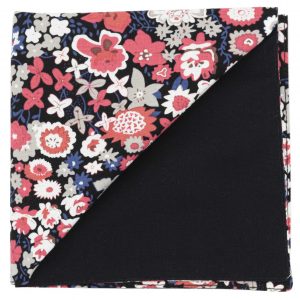 JAGGS_COSTUME_CHEMISE_SUR_MESURE_BRUXELLES_POCHETTE_MOTIF_WONDERLAND_FLEURS_BLANCHES_CORAIL_SUR_FOND_NOIR_DOS_NOIR