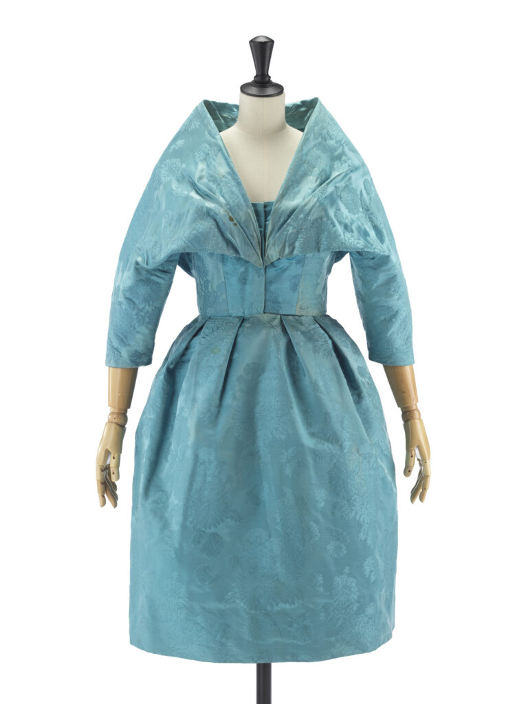 Robe effet de châle et sa très haute ceinture corselet à boucle par Jules François Crahay.