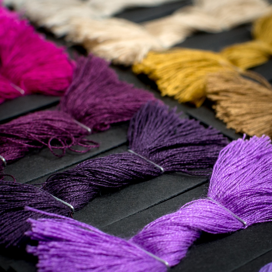 Les fils de laine de mérinos pour la réalisation de tissus Holland & Sherry pour le sur-mesure.