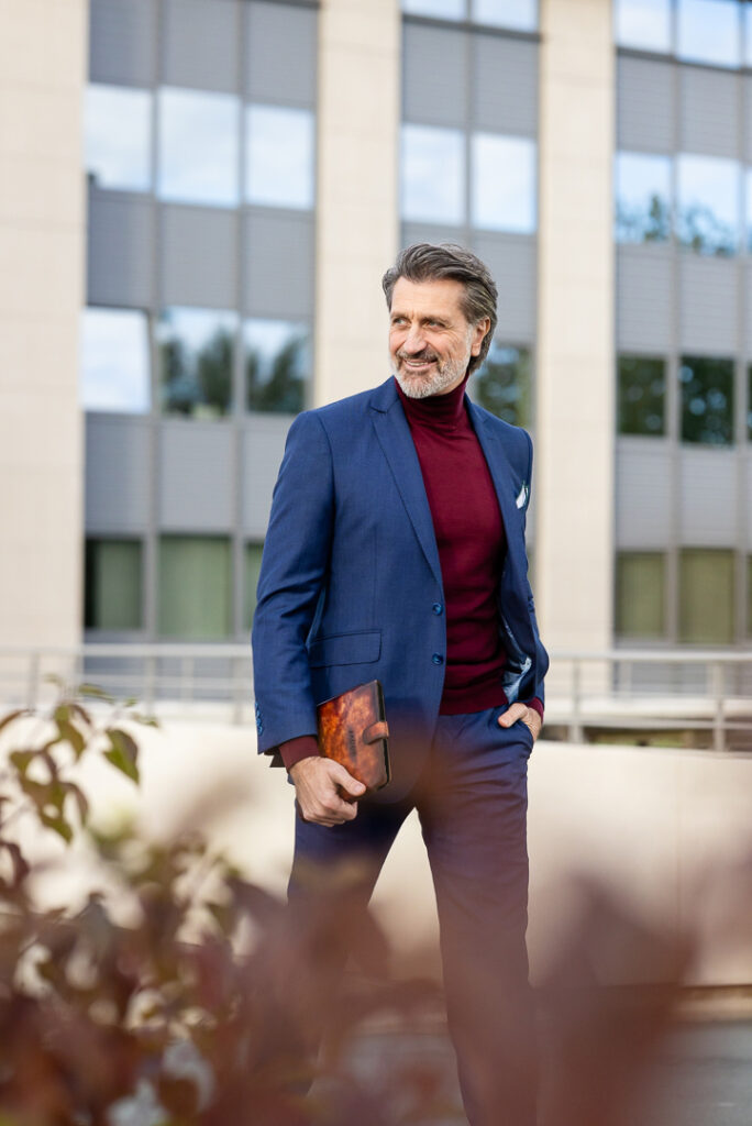Costume sur-mesure business JAGGS avec pull col roulé bordeaux