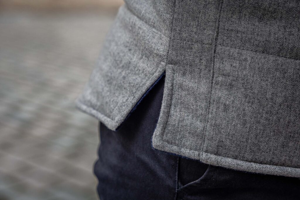 Veste sans manches en flanelle de laine pour homme de couleur gris anthracite avec doublure bleue